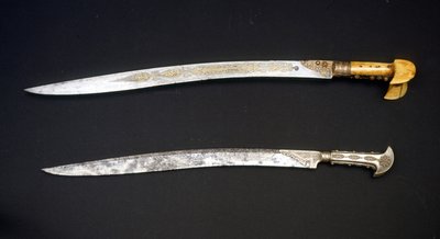 銃剣の原型となったトルコの剣、ヤタガン（Yatagan）。19世紀には 作： Turkish School