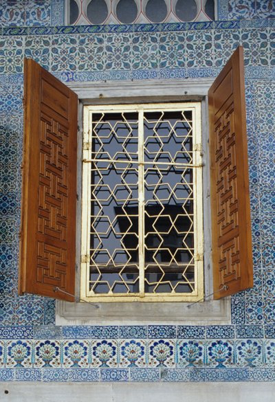 1648年に建てられた割礼室の外側のタイル工事 作： Turkish School