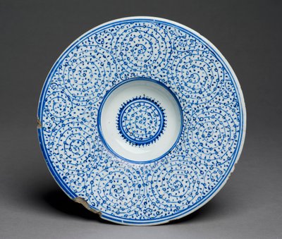 Tondino Dish、Iznik Golden Horn ware、トルコ、c.1535-45（釉薬の下に青が付いた石膏ペースト）88; 117758も参照。 作： Turkish School