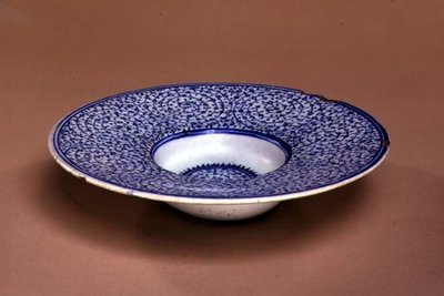 トンディーノ料理、イズニックゴールデンホーンウェア、トルコ、c.1535-45（釉薬の下に青が入った石のペースト） 作： Turkish School