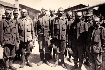 Bagnaria Arsa のオーストリア人囚人、ウーディネ、イタリア、1916 年 4 月 (b/w 写真) 作： Ugo Ojetti