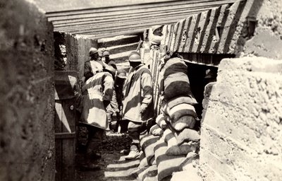 第一次世界大戦中、セルツ郊外のオーストリア領土に進出した後の新しいイタリアの塹壕、1916 年 4 月 7 日 (b/w 写真) 作： Ugo Ojetti