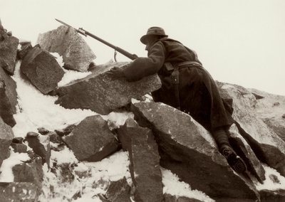 第一次世界大戦中のアダメロの歩哨任務 (白黒写真) 作： Ugo Ojetti