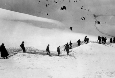 第一次世界大戦中にフライコフェルに向かって行進する兵士たち (白黒写真) 作： Ugo Ojetti