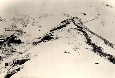 第一次世界大戦中のモンテ ネロの斜面にある塹壕とフェンス (白黒写真) 作： Ugo Ojetti