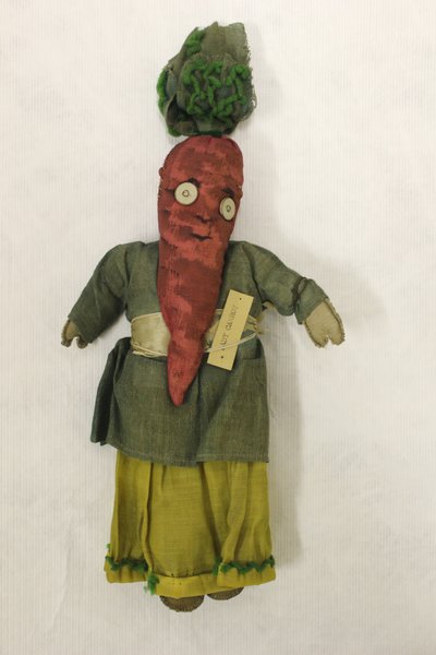 レディ・キャロット・ボロ人形、頭はニンジンの形 作： Una Maw