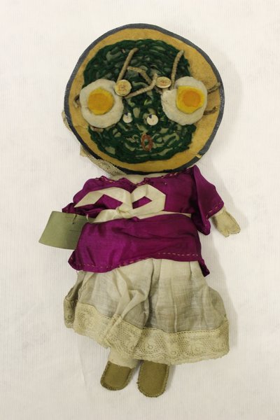 ミス・ほうれん草のラグドール、頭はほうれん草と卵の皿の形 作： Una Maw