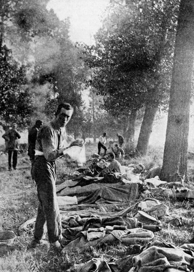 1935年9月1914年9月、モンスからの撤退後、11人目のHussarがChampsでビバークした 作： Unbekannt