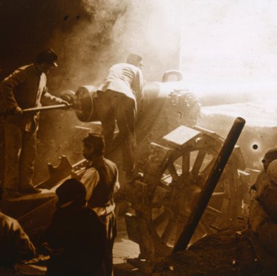 155大砲が作動中、フランス北部、アラス、1915 作： Unbekannt
