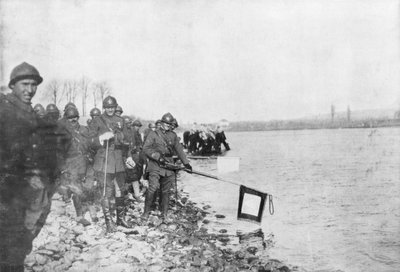 1918年11月21日、フランス、アルザスのライン川、フニンゲに旗を浴びるモロッコの第2部門 作： Unbekannt