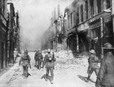 1918年10月9日、イギリス軍のパトロール、カンブレー、フランス、第一次世界大戦 作： Unbekannt
