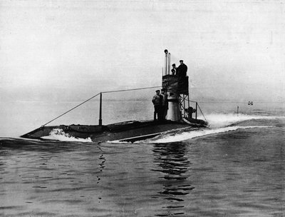 1914年に水面を走るイギリスの潜水艦 作： Unbekannt