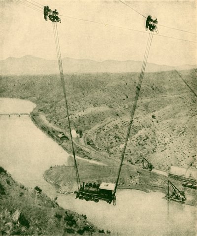 1930年、ニューメキシコ州リオグランデ川の峡谷を横切って揺れ動く請負業者のエンジン。 作： Unbekannt