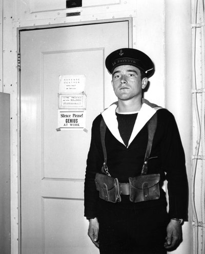 空母ラファイエットの作戦室の外のフランスの歩哨、1951年 作： Unbekannt