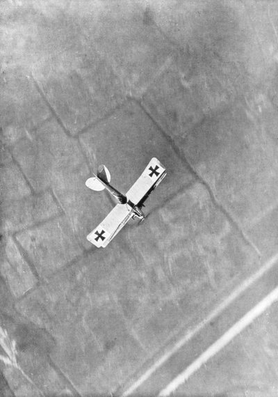 1916年にベルギーのパイロット、イープル、ベルギーによって飛行中に撮影されたドイツのAviatik航空機 作： Unbekannt