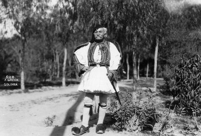 伝統的な制服を着たギリシャの兵士、c1920s-c1930s 作： Unbekannt