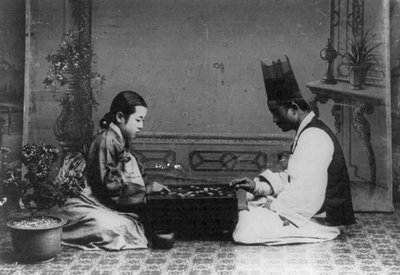 バドク（碁）を打つ男と女、1910年頃（モノクロ写真 作： Unbekannt