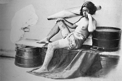 足の下部が完全に刺青されたマルケサの女性、1902年 作： Unbekannt