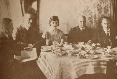 大西洋上空を飛行中のグラフツェッペリン号、1927年の食事 作： Unbekannt