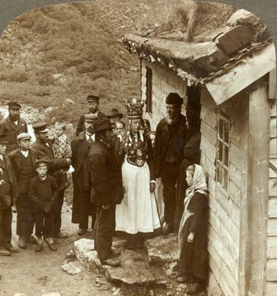 ノルウェー、ブリグスダルの家のドアにゲストと両親がいるノードフィヨルドの新郎新婦、c1905。 作： Unbekannt