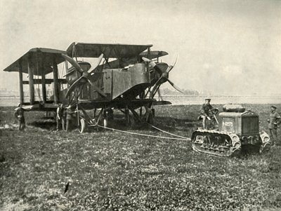 巨大なRAF爆撃機を配置する小型モータートラクター...、1919年。 作： Unbekannt