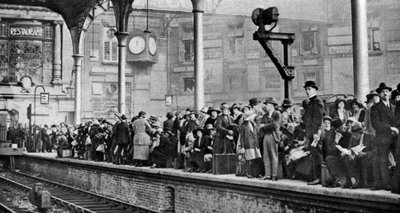 マーゲート、ロンドン、1926-1927への電車を待っている銀行休日の群衆 作： Unbekannt