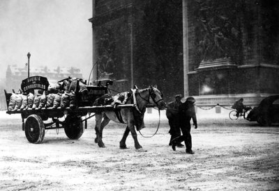 1941年1月、パリを占領した希少な石炭の荷車 作： Unbekannt