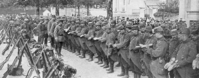 1914年8月、彼の兵士のブーツ、サンフランソワザビエル、パリ、フランスをチェックする大佐 作： Unbekannt