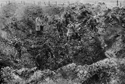 鉱山の爆発によって引き起こされたクレーター、西部戦線、1917年 作： Unbekannt