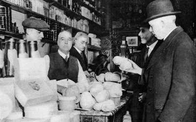 1926-1927年にロンドンのハギスを顧客が検査 作： Unbekannt