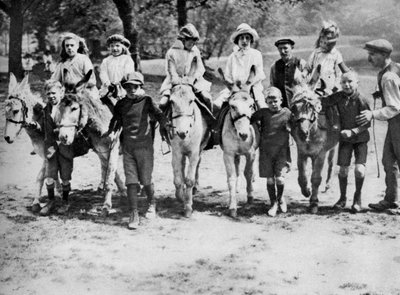 1926年から1927年にかけてロンドンのハムステッドヒースで銀行休業日にロバに乗る 作： Unbekannt
