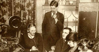 1923年、1935年の総選挙の結果を聞く家族。 作： Unbekannt