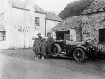 車のそばに立っている家族、Gorphwysfa Hotel、北ウェールズ、c1920s-c1930s 作： Unbekannt