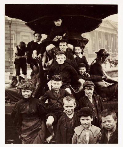 リバプールのステーブル噴水の前にいる子供たち（1905年頃、無名の写真家が撮影 作： Unbekannt