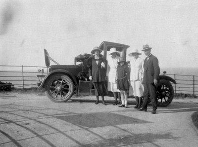 海辺で車の前にいる人々のグループ、c1920s 作： Unbekannt