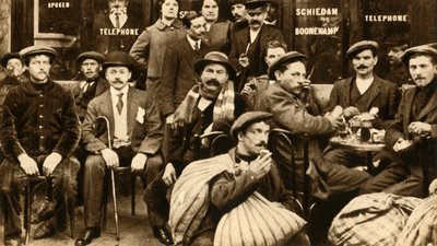 パリ、第一次世界大戦、1914-1918、1933年のカフェの難民フィールドワーカーのグループ。 作： Unbekannt