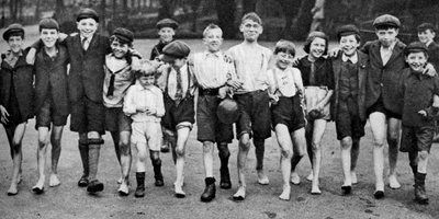 1926〜1927年にロンドンのサーペンタインに向かう夏のパドラーのグループ 作： Unbekannt