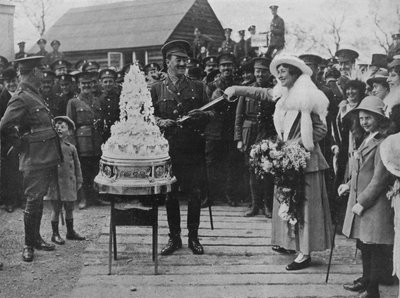 カーキ色のウェディング：花婿の剣でウェディングケーキを切る、1915 作： Unbekannt