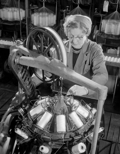 ケーブルのリールを編む中年女性労働者（ジョンソン・アンド・フィリップス社 作： Unbekannt