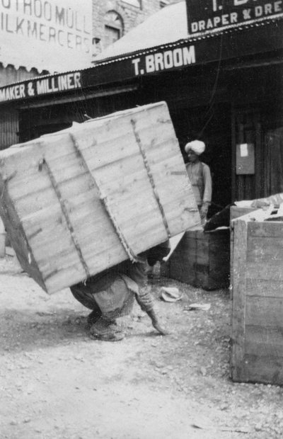 大きな荷物を持ち上げるポーター、チャクラタ、インド、1917 作： Unbekannt