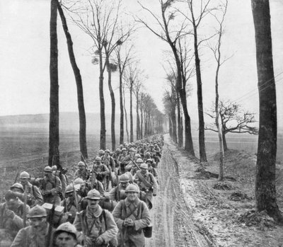 1918年3月30日、フランスの前線に向かうフランス歩兵連隊 作： Unbekannt