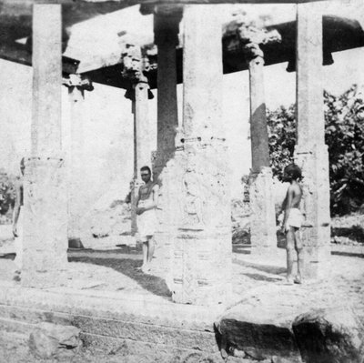 1874年、インドのマドラスの近くにある廃墟の寺院 作： Unbekannt