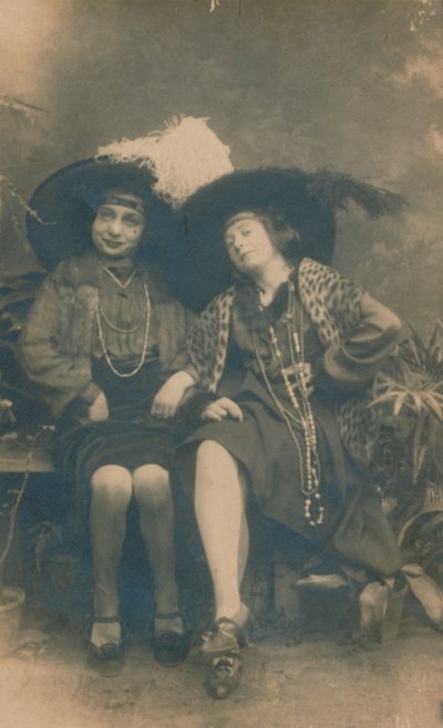2人の女性のスタジオ写真、c1910 作： Unbekannt