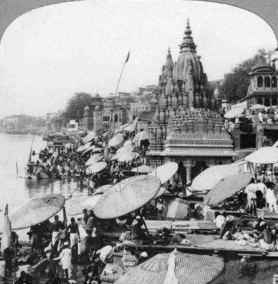 1900年代、インド、ベナレスバラナシのガンジス川沿いの寺院とガート 作： Unbekannt