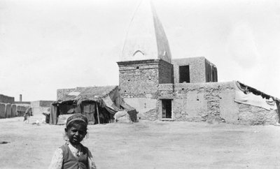 1916〜1917年、インドのナウシェラにある寺院 作： Unbekannt