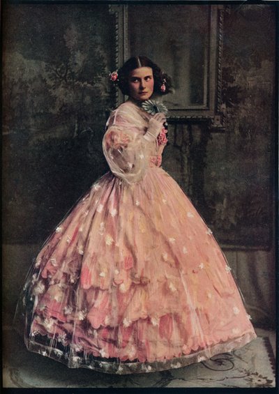 ピンクのシルクの3フラウンスのボールドレス、白い花の咲くガーゼのオーバードレス、1850-60、c1913 作： Unbekannt