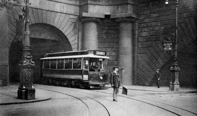 キングスウェイ、アルドウィッチアンドサマセットハウス、ロンドン、1926-1927の下を走る路面電車 作： Unbekannt