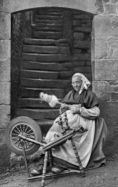 糸車の女性、ディナン、ブルターニュ、フランス、c1922 作： Unbekannt