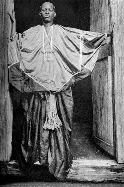 祭りの服装をしたハラール出身の女性（エチオピア、1922年） 作： Unbekannt