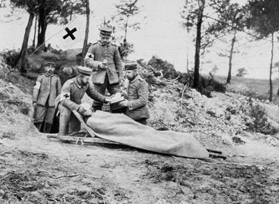 1915年の第一次世界大戦、ドレッシングステーションで負傷したドイツの兵士 作： Unbekannt